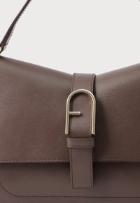 Sac à main en cuir marron avec un rabat pliant, une quincaillerie dorée et une fermeture à boucle distincte ornée d'un détail gaufré "F".