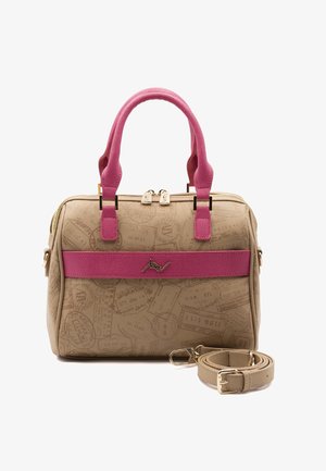 Beżowa syntetyczna torebka z tłoczonymi wzorami związanymi z podróżami, różowymi akcentami, podwójnymi uchwytami i odpinanym paskiem na ramię. Złote okucia.