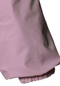 Ljusrosa tyg med en slät textur, som har en rynkad manschett och en flödande, bred form. Enkelt och minimalistiskt design.