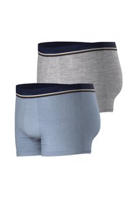 Deux paires de boxers : une bleue clair, une grise. Les deux présentent une taille en bleu marine avec une rayure dorée et blanche et une texture lisse.