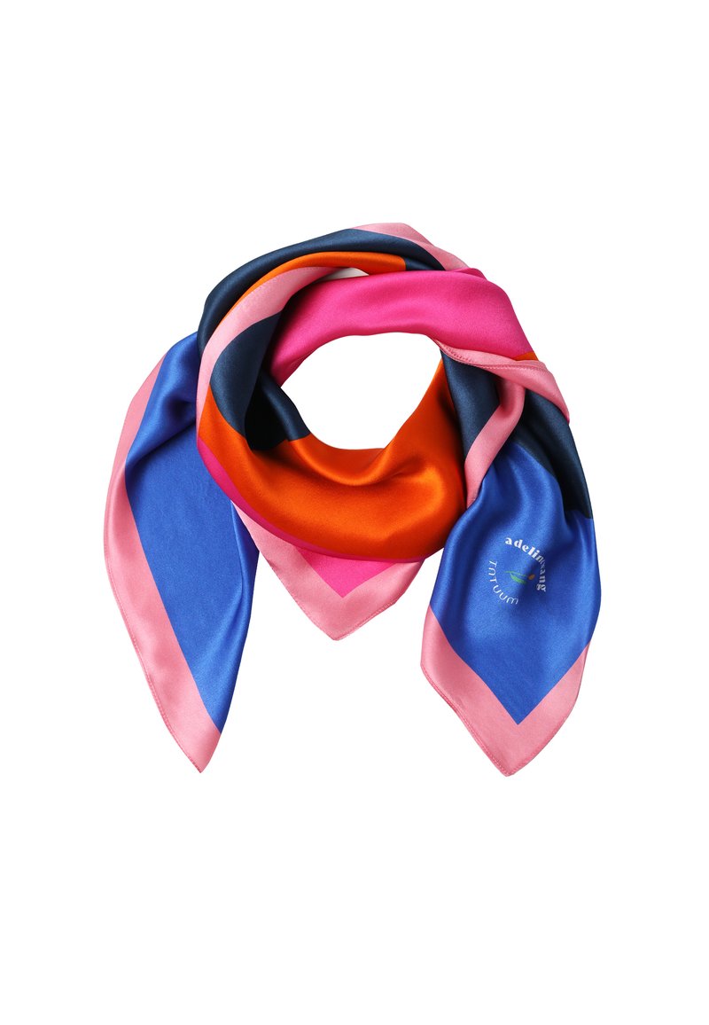 Pañuelo de seda con un diseño geométrico en colores vibrantes: rosa, naranja, azul y marino. Textura suave con un borde en contraste.