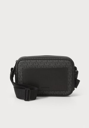 Sac bandoulière compact noir rectangulaire avec sangle réglable, motif logo subtil et panneau de poche avant.