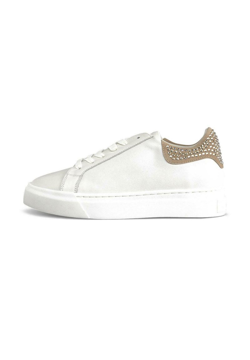 Bílé tenisky s hladkým plátěným svrškem, s béžovým akcentem na patě zdobeným stříbrnými cvočky. Silná gumová podrážka. Zavazování na tkaničky.
