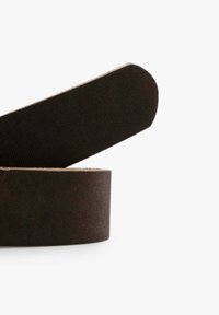 Cinturón de tela marrón con textura suave, con extremos redondeados y diseño sencillo. El material parece duradero y flexible.