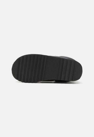 Zwarte rubberen schoenzool met horizontale groeven voor grip. Kenmerkt zich door een afgeronde vorm en een gladde afwerking, ideaal voor grip en flexibiliteit.