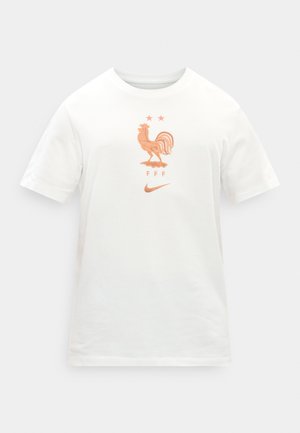 Valkoinen lyhythihainen T-paita, jossa on ruusukultainen kukkoembleemi, kaksi tähteä, kirjaimet "FFF" ja Nike-swoosh-logo rinnassa.