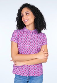 Kurzärmliges Hemd mit Knopfleiste in einem rosa und blauen Wellenmuster, mit Kragen und tailliertem Schnitt.