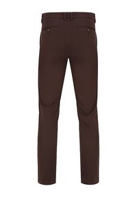 Ciemnobrązowe spodnie slim fit z pętelkami na pasek, z dwoma tylniami kieszeniami zapinanymi na guzik, pokazane z tyłu na białym tle.