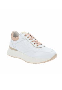 Baskets blanches avec une tige en cuir texturé, accents rose clair, bout rond, lacets à l'avant et une semelle épaisse blanche.