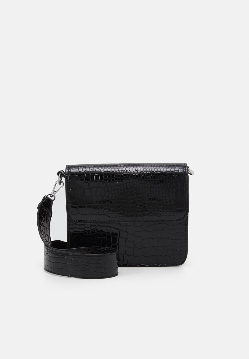 Borsa a tracolla nera con motivo croco testurizzato, forma rettangolare, chiusura a pattina e ampia tracolla removibile con gancio in argento.