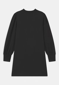 Svart långärmad klänning med ribbade ärmslut och krage, som har något puffiga ärmar och en rak skärning.