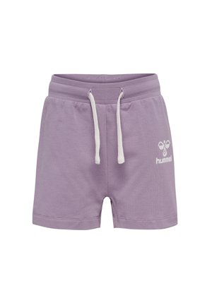 Lilla bomuldsshorts med snor i taljen og hvidt logo på venstre side. Har en blød tekstur og et enkelt design.