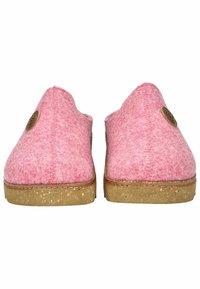 Rosa filtclogs med en korksula, som har en rund tå, texturerad yta och en liten cirkulär logotyp på sidan.