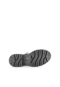 Semelle de chaussures en caoutchouc noir avec motif strié et logo Gabor. Design de bout rond et surface texturée pour une meilleure adhérence.
