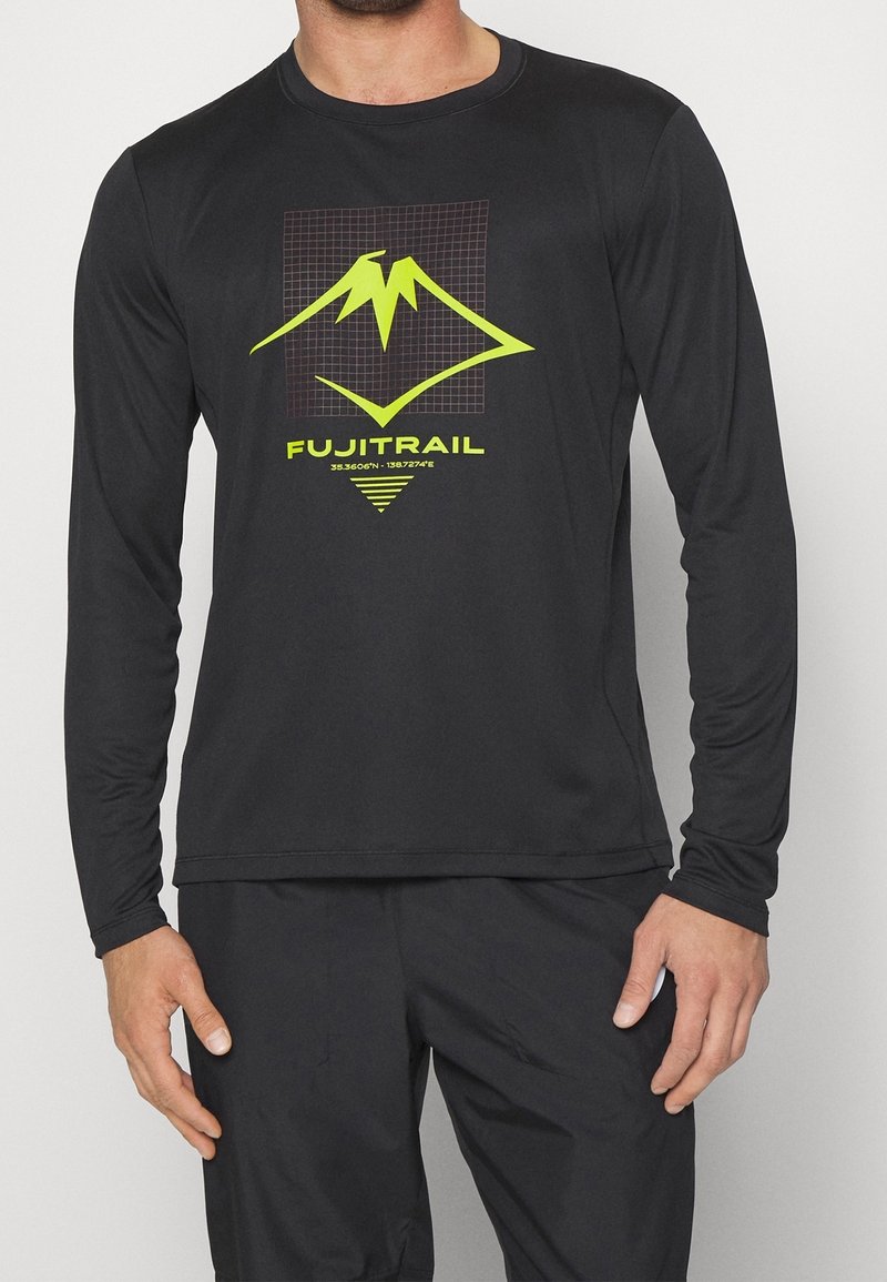 Schwarzes Langarm-Sportshirt aus leichtem Material mit einem gelben Bergmotiv und dem auffälligen Text "FUJITRAIL" in der Mitte.