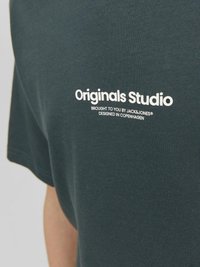 Jack & Jones Junior JORVESTERBRO SS CREW NECK NOOS - Tričko s potlačou - magical forest