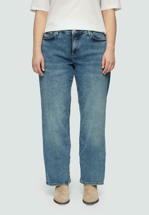 Hellblaue Denim-Jeans mit lockerer Passform, Fünf-Taschen-Design und sichtbaren Nähte-Details. Der Saum ist leicht ausgefranst.