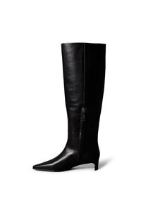 Botas negras de cuero hasta la rodilla con punta afilada y tacón bajo y delgado. Cuentan con cremallera lateral para facilitar el calzado y una textura suave.