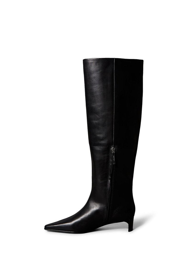 Botas negras de cuero hasta la rodilla con punta afilada y tacón bajo y delgado. Cuentan con cremallera lateral para facilitar el calzado y una textura suave.