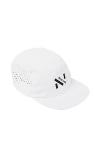 Gorra blanca fabricada con tela ligera y visera curva, con texto negro y un diseño perforado en los lados para ventilación.