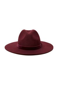 Pălărie din fetru burgund cu boruri largi, cu textură fină și o bandă de catifea; prezintă o coroană conică cu detalii subtile de pliuri.