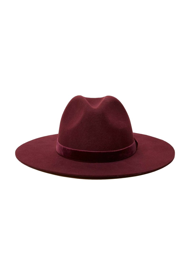 Pălărie din fetru burgund cu boruri largi, cu textură fină și o bandă de catifea; prezintă o coroană conică cu detalii subtile de pliuri.