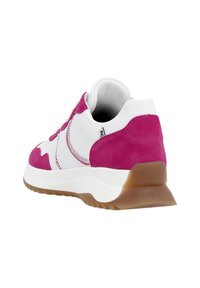 Weiße und rosa Wildleder-Sport Sneakers mit einer strukturierten Laufsohle, runder Zehenpartie und kontrastierenden Nähdetails. Markenlogo sichtbar an der Ferse.
