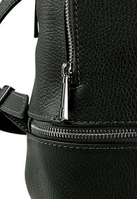 DrachenLeder Tagesrucksack - grau