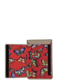 Portemonnee met een beige buitenkant; de binnenkant heeft een rode achtergrond versierd met kleurrijke vlinderpatronen en meerdere kaartsleuven.