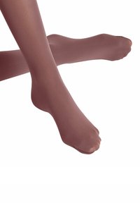 Okrągłe, półprzezroczyste rajstopy w przytłumionym odcieniu mauve, o gładkiej fakturze i zamkniętym palcu. Nogi skrzyżowane w kostkach, podkreślające dopasowanie.