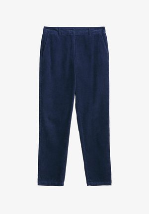 Valkoinen samettihousut suoran leikkauksen, etutaskujen ja nappikiinnityksen kanssa. Kangas on selkeästi pystysuoralla nauhakuvioinnilla.