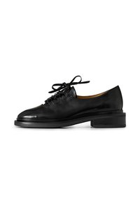 Classiche oxford in pelle verniciata nera con punta arrotondata, design con lacci e suola spessa in gomma nera. Presentano una superficie liscia e accenti di cucitura minimi.
