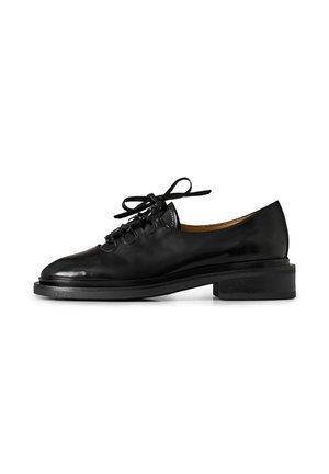 Classiche oxford in pelle verniciata nera con punta arrotondata, design con lacci e suola spessa in gomma nera. Presentano una superficie liscia e accenti di cucitura minimi.