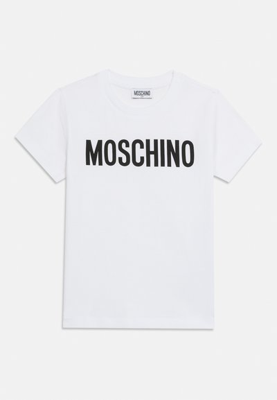 Λευκό κοντομάνικο μπλουζάκι με μαύρο κείμενο "MOSCHINO" τυπωμένο στο στήθος και στρογγυλή λαιμόκοψη.