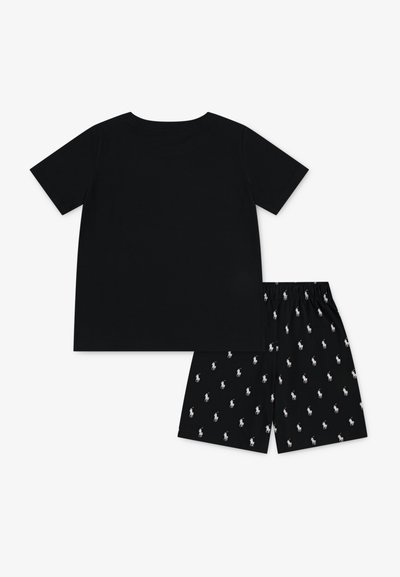 Tricou negru cu mâneci scurte, culoare solidă, și pantaloni scurți negri cu un model repetat de logo alb. Material din bumbac, design casual.