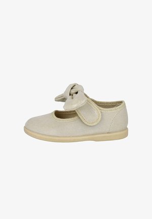 Zapato Mary Jane de ante beige con punta redondeada, correa ajustable, lazo decorativo y suela plana de goma, diseñado para niños.