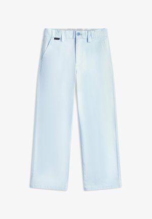 Pantalones de pierna recta de color azul claro con trabillas para cinturón, cierre frontal con botones, bolsillos laterales y una pequeña etiqueta negra con el logo de Hilfiger en la cintura.
