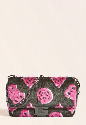 Sacoche en fausse fourrure avec une base noire ornée de motifs floraux roses. Bandoulière en chaîne noire et forme rectangulaire avec un fermoir proéminent.