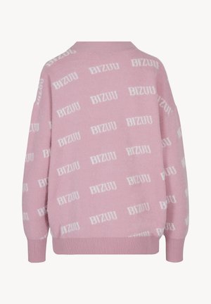 Roze gebreide trui met een witte herhaalde "BIZUU" tekstprint, geribbelde manchetten en zoom, weergegeven vanaf de achterkant.