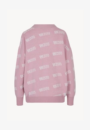 Różowy dziergany sweter z białym powtarzającym się wzorem tekstowym "BIZUU", prążkowanymi mankietami i spodem, pokazany od tyłu.