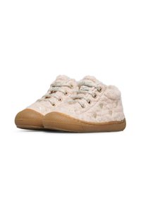 Petits chaussons rose doux pour tout-petit avec une texture duveteuse, des motifs en forme de cœur argentés, des lacets argentés et des semelles en caoutchouc marron, présentés sous un angle frontal.