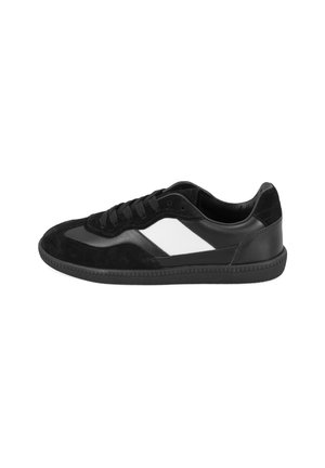 Zwart lage sneaker met suède en leer texturen, met een witte diamanten paneel aan de zijkant en zwarte veters.