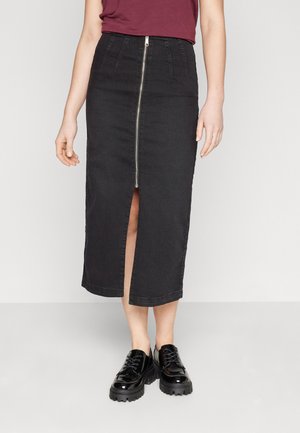 Svart denim midi-skjørt med glidelås foran og splitt, med høy midje og rett snitt. Glatt tekstur og minimale sømdetaljer.