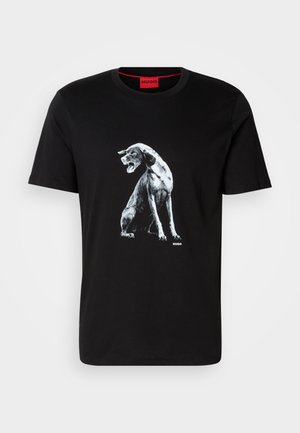 Sort bomuld t-shirt med et grafik af en siddende hund i hvide og grå nuancer. Rund halsudskæring og rød indvendig label med "HUGO" branding.