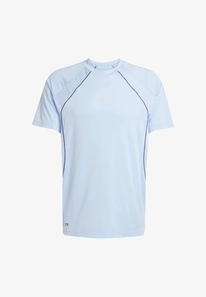 Hellblaues kurzärmeliges Sportshirt mit dunklen Absteifendetails und kleinem Logo in der Mitte der Brust sowie am unteren Saum.