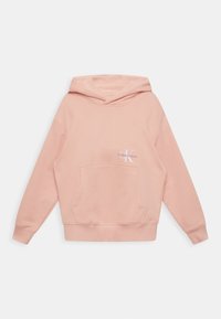 Světle růžová mikina s kapucí a přední kapsou, na hrudi s malým bílým logem Calvin Klein Jeans, vystavená na bílém pozadí.