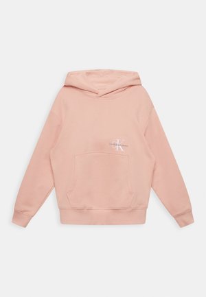 Jasnoróżowa bluza z kapturem z przednią kieszenią i małym białym logo Calvin Klein Jeans na piersi, prezentowana na białym tle.