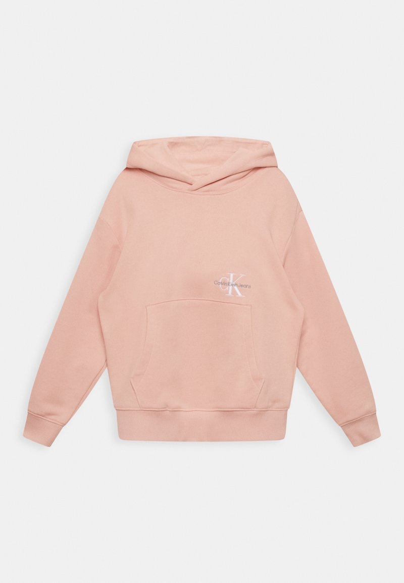 Světle růžová mikina s kapucí a přední kapsou, na hrudi s malým bílým logem Calvin Klein Jeans, vystavená na bílém pozadí.