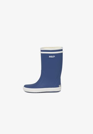 Botte de pluie en caoutchouc bleue mi-mollet avec semelle et bordure blanches, avec un patch logo rectangulaire "Aigle" sur le côté extérieur supérieur.