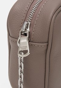 Patrizia Pepe HANDBAG - Schoudertas - dark tatami